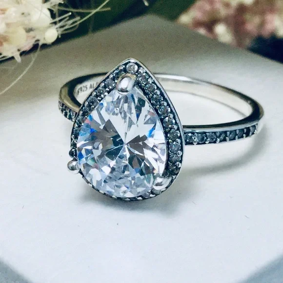 - Original pandora teardrop ring size 8 - Picture 3 of 5